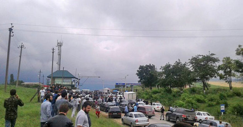 Chechens and Ingush near the police post in the village of Leninaul. July 7, 2017. Photo: Umar Dagirov https://ru.wikipedia.org/