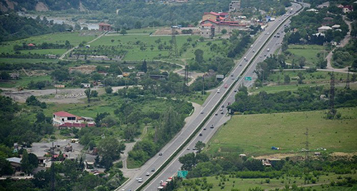 The central highway "East-West". Photo © Sputnik/ Alexander Imedashvili https://sputnik-georgia.ru/georgia/20170809/236920563/Rabochie-avtobana-Vostok-Zapad-ustroili-zabastovku.html