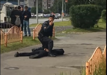 Detention of the attacker in Surgut. Screenshot: https://www.youtube.com/watch?v=mtfRsSPh5fI