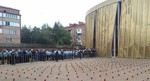 Thousands of people line up to get to the Memorial complex in Beslan, September 1, 2017. Photo by Alan Tskhurbaev for the Caucasian Knot. 