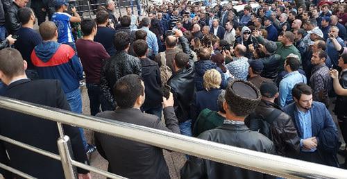 Near the Krasnodar Territory Court where the session in the case of Ruslan Gvashev was to be held. October 5, 2017. Photo courtesy of the advocate Marina Dubrovina for the "Caucasian Knot"