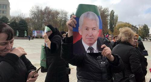 A protest action of the fire victims of the 'Dagelektromash' Market in the centre of Makhachkala with the photo of Vladimir Vasiliev. Photo by Patimat Makhmudova for the "Caucasian Knot"