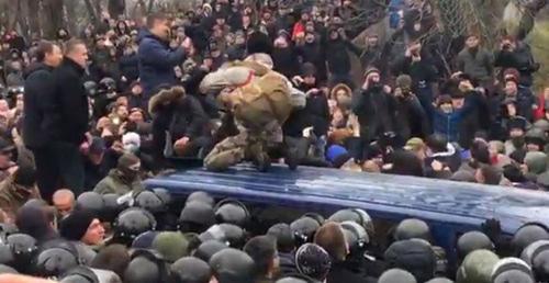 Supporters of Mikhail Saakashvili release him from SBU's car. Still picture of video posted by user Novostnik Channel, https://www.youtube.com/watch?v=EZ_dohQpfz8