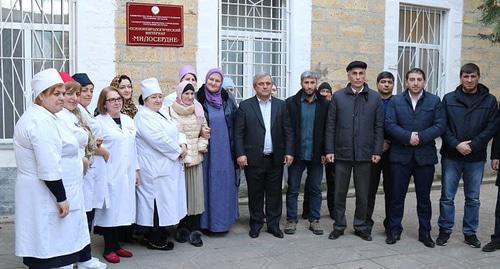 Women near the psycho-neurological centre 'Miloserdie' (Charity) and the employees of the centre. Photo by the press service of the Ministry of Labour of Dagestan, http://www.dagmintrud.ru/news/Novosti/Spustyabolshe20letsemyavnovvossoedinilas/