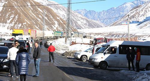 Drivers and passengers waiting for the opening of the Georgian Military Road. Photo by Akhmed Aldebirov for the Caucasian Knot. 