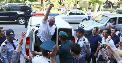 Afghan Mukhtarly near the building of the court in Baku. May 31, 2017. Photo by REUTERS/Aziz Karimov