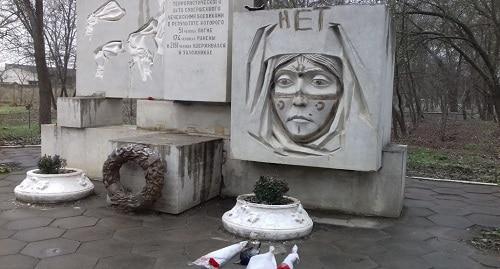 A desecrated monument to 1996 terror act victims in the city of Kizlyar. January 25, 2018. Photo by the press service of the city administration