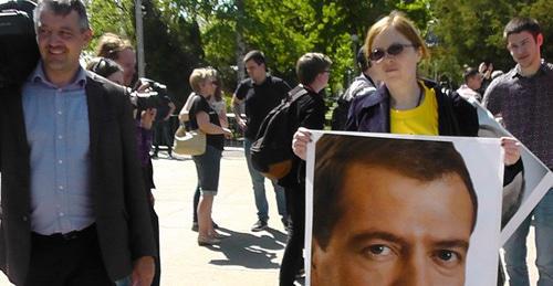 Yana Antonova holds solo picket. Photo by Anna Gritsevich for the Caucasian Knot. 