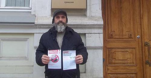 Mikhail Anisenko holds solo picket, Astrakhan, March 16, 2018. Photo by Olga Veter for the Caucaisan Knot.  