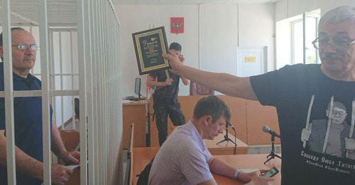 Oleg Orlov (right) in the court room, Oyub Titiev (left), Grozny, May 24, 2018. Photo: press service of HRC "Memorial"