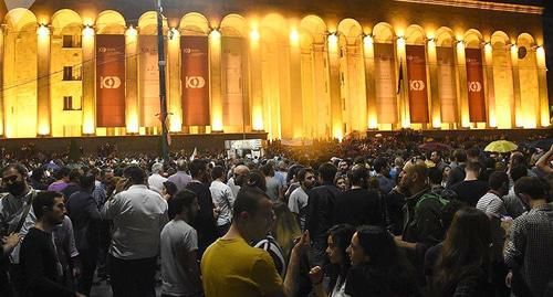 A spontaneous multi-thousand demonstration in front of the Parliament of Georgia in Rustaveli Avenue in Tbilisi. Photo Sputnik / Denis Aslanov https://sputnik-georgia.ru/photo/20180601/240702757/tisyachi-lyudei-blokirovali-centr-tbilisi-foto-akcii-u-parlamenta.html