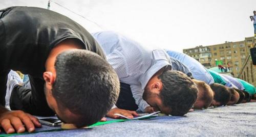 Believers praying. Photo by Aziz Karimov for the Caucasian Knot