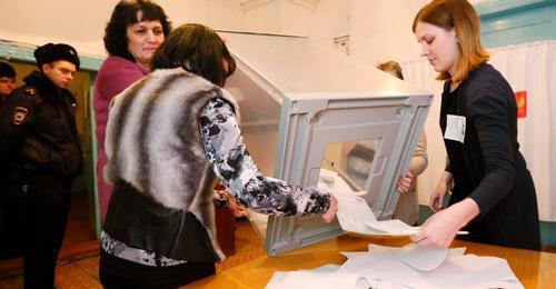 Recount of votes at a polling station, March 18, 2018. Photo: REUTERS/Ilya Naymushin