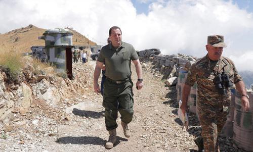 David Tonoyan, Armenian Minister of Defence, on the southwestern part of the border. Photo by the press service of the Ministry of Defence for Armenia http://www.mil.am/hy/news/5426