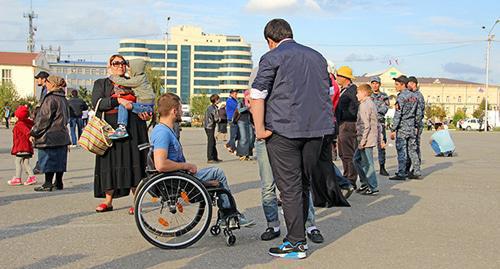 A person with disability in the street of Grozny. Photo by Magomed Magomedov for the "Caucasian Knot"