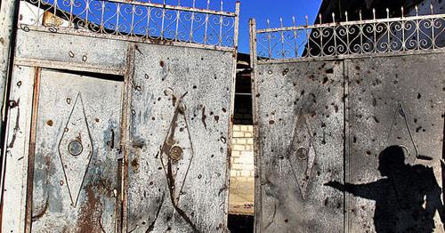 Traces of shelling at the gates of a house. Photo: Famil Makhmudbeili for the Caucasian Knot