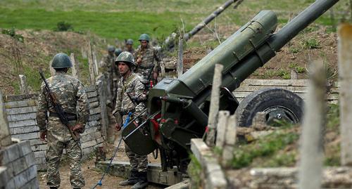 Armenian soldiers near their posts for artillery attacks. Photo: REUTERS / Staff