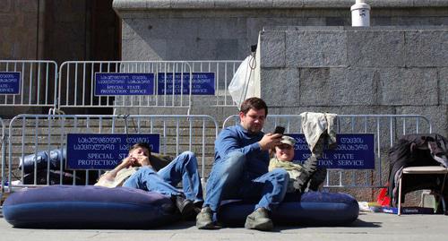 Supporters of Zaza Saralidze in front of the parliament, September 18, 2018. Photo by  Inna Kukudzhanova for the Caucasian Knot