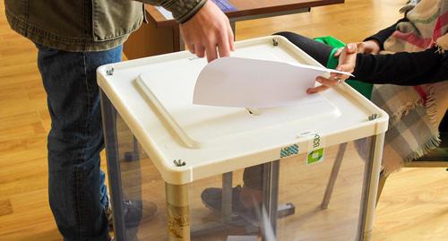 Voting at a polling station in Tbilisi. Photo by Inna Kukudjanova for the "Caucasian Knot"