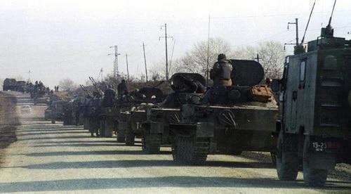 Tanks and armoured fighting vehicles of the Russian army enter the village of Tolstoy-Yurt on December 11, 1994. Photo: REUTERS