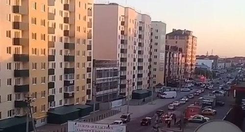 The wedding cortege moving along the city streets. Screenshot of the video https://www.instagram.com/p/Bo4aGptgnyF/?taken-by=chp_krd