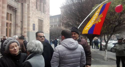 Former workers of the "Nairit" plant at the building of the Armenian government. Photo by Armine Martirosyan for the Caucasian Knot