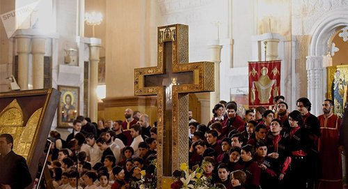 Christmas liturgy at Sameba church. Photo Sputnik / STRINGER
https://sputnik-georgia.ru/religion/20190106/243782222/Pochemu-pravoslavnoe-Rozhdestvo-prazdnuetsya-7-yanvarya-Istoriya-prazdnika.html