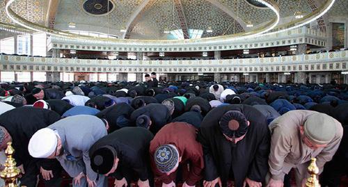 Believers praying. Photo: © Musa Sadulayev, Yuga.ru, https://www.yuga.ru/news/399200/