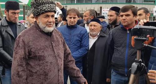 Akhmed Barakhoev at a protest action in Magas. Screenshot of the video by Ilez Pliev on YouTube https://www.youtube.com/watch?v=BjeTkWnqw04