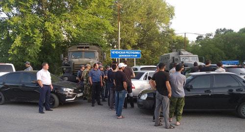 People's gathering in Kizlyar against installment of Chechen road signposts, June 11, 2019. Photo by Ilyas Kapiev for the Caucasian Knot