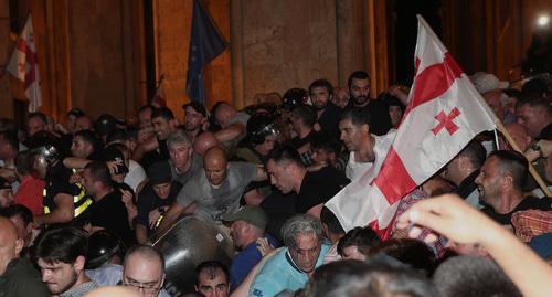 Dispersal of protest rally at the Georgian Parliament in Tbilisi, June 21, 2019. Photo: REUTERS/Irakli Gedenidze