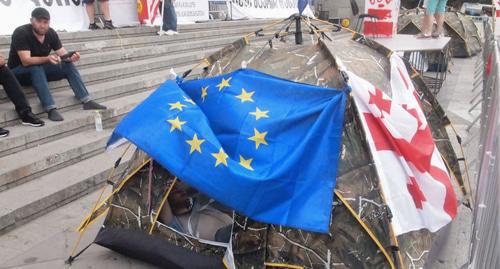 Tent set up by hunger-strikers in front of the Georgian Parliament with US and EU flags, Tbilisi, June 27, 2019. Photo by Beslan Kmuzov for the Caucasian Knot