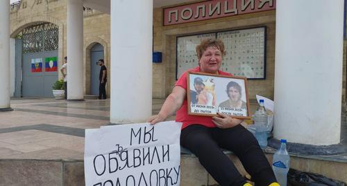 Elena Barzukaeva holds a solo picket. Derbent, June 2019. Photo by Murad Muradov for the "Caucasian Knot"