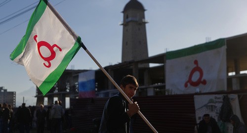 A man with the flag of Ingushetia at the protest action. October 2018. Photo: REUTERS/Maxim Shemetov