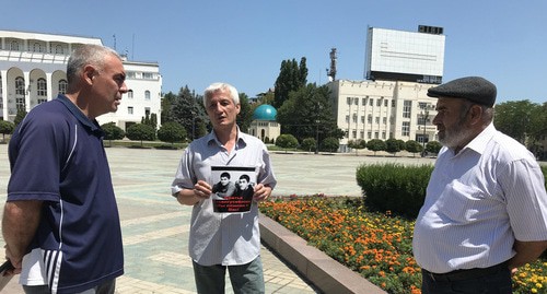 Chairman of the initiative group 'Port-Petrovsk' Ernest Gamzatov (left) came to support Murtazali Gasanguseinov. Photo by Patimat Makhmudova for the Caucasian Knot