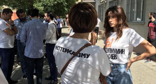 Supporters of Abdulmumin Gadjiev, an editor of the "Chernovik" (Draft). Photo by Patimat Makhmudova for the "Caucasian Knot"