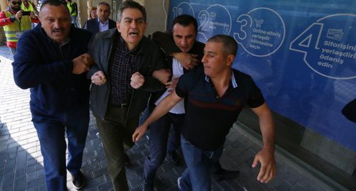 Detention of Ali Kerimli (centre). Photo by Aziz Karimov for the Caucasian Knot