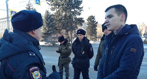 Activist Vlad Pogorelov (right) talking to policeman, Volgograd, January 22, 2019. Photo by Tatiana Filimonova for the Caucasian Knot