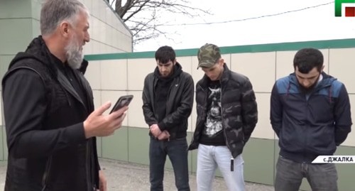 Adam Delimkhanov (left) and young people. Screenshot: https://www.youtube.com/watch?v=d2rEsTrWRUA