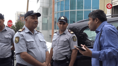 Journalist Tezekhan Miralamli arguing with policemen, September 11, 2019. Screenshot: https://www.facebook.com/MeydanTelevision/videos/671447066668670/?v=671447066668670