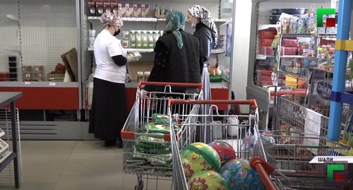 Buyers in a grocery in Shali. Screenshot from video posted by ChGTRK 'Grozny': https://www.youtube.com/watch?v=hUW-Z273EyU&feature=emb_title