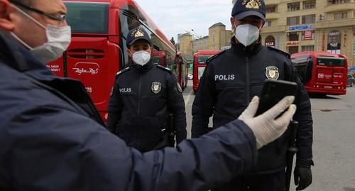 The police checks IDs during the quarantine regime in Baku. Photo by Aziz Karimov for the "Caucasian Knot"