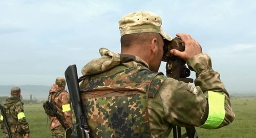 A law enforcer. Photo by the press service of the Russian National Antiterrorist Committee (NAC) http://nac.gov.ru/kontrterroristicheskie-operacii/v-dagestane-neytralizovany-shestero-banditov.html#&amp;gid=1&amp;pid=5