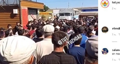 A gathering of local residents in the village of Manas (Dagestan). Screenshot: https://www.instagram.com/p/CBN0AzHgqqf/