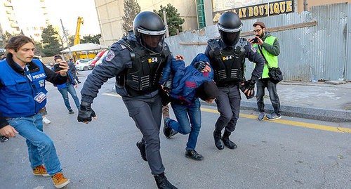 Law enforcers detain a rally participant, February 16, 2020. Photo by Aziz Karimov for the Caucasian Knot