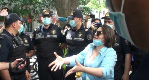 A participant of the action in Baku and police officers. Photo: Açiq mənbələrdən, https://www.contact.az/ext/news/2020/6/free/Social/ru/124913.htm