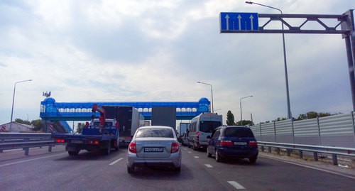 Traffic jam at the entrance to Chechnya. Photo by Rasul Magomedov for the Caucasian Knot