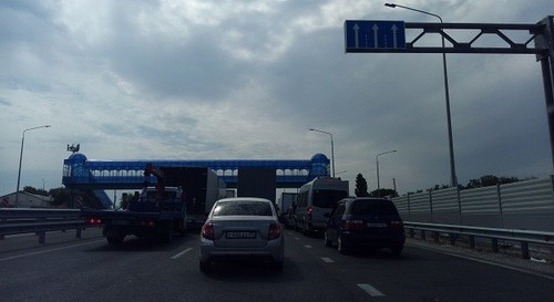 A line of cars at the entrance to Chechnya. Photo by Rasul Magomedov for the "Caucasian Knot"