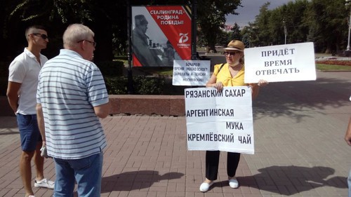 Olga Korpukhina holds solo picket in Volgograd, August 22, 2020. Photo by Vyacheslav Yaschenko for the Caucasian Knot