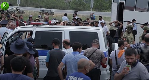 Tenants of a camp near Kullar. Screenshot: https://www.youtube.com/watch?v=FvC3Fw73mK4&feature=emb_logo